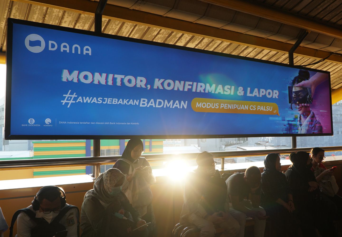 Iklan OOH di Halte Jalan