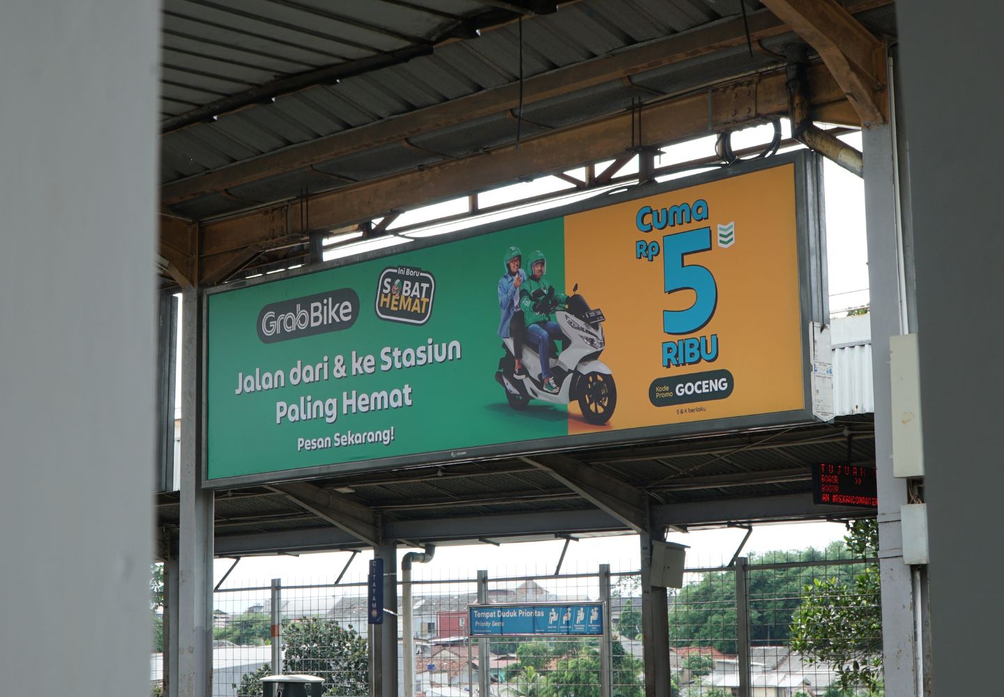 Iklan OOH di Halte Jalan