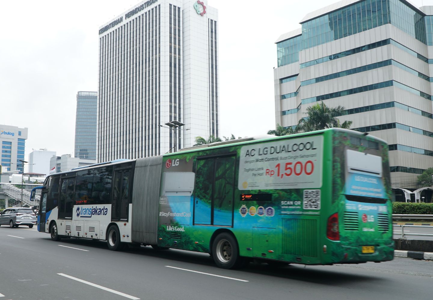 Kelebihan Iklan di Halte Bus