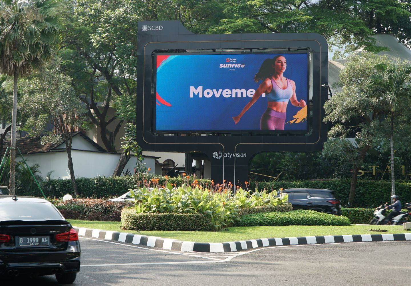 Iklan Besar di Dekat Jalan Raya