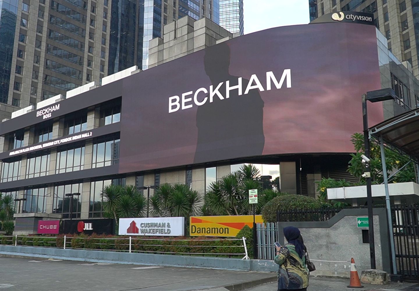 Iklan Besar di Dekat Jalan Raya