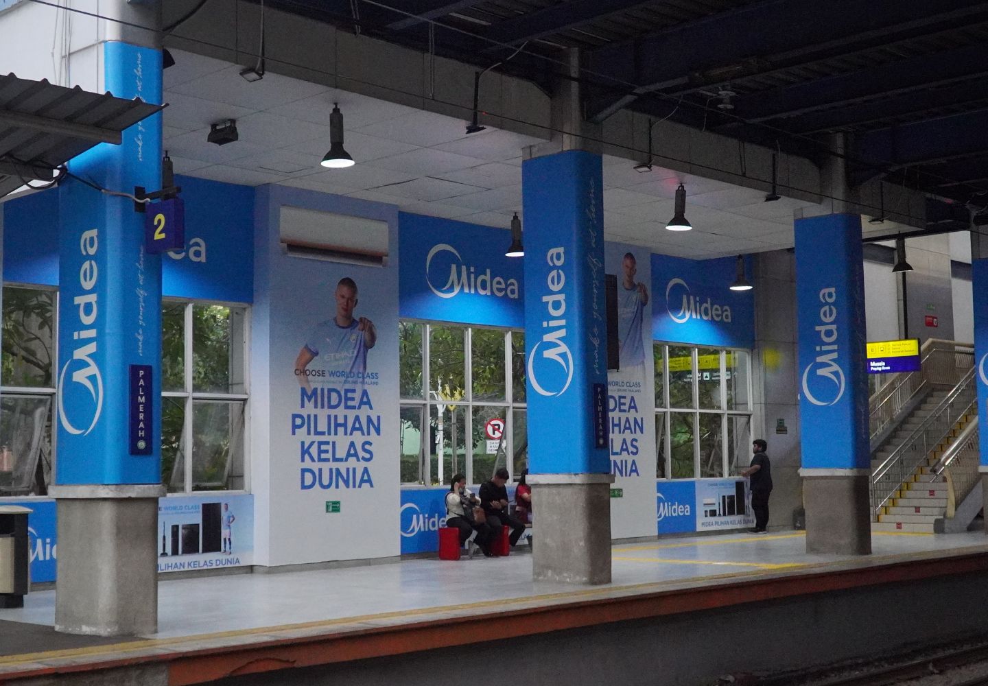 penempatan iklan di stasiun