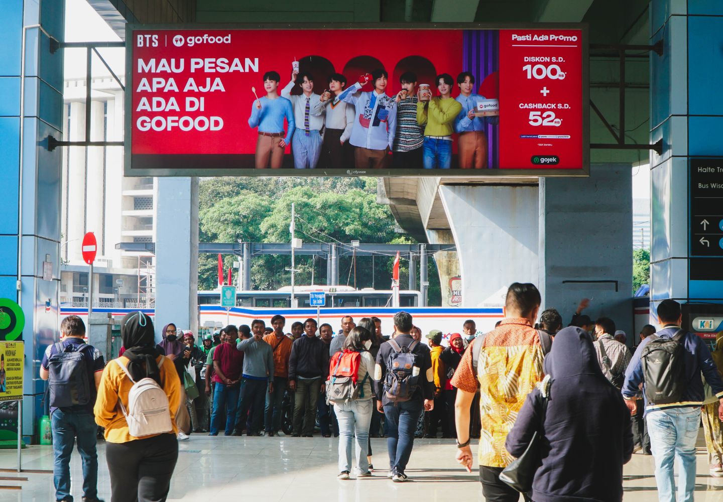penempatan iklan di stasiun