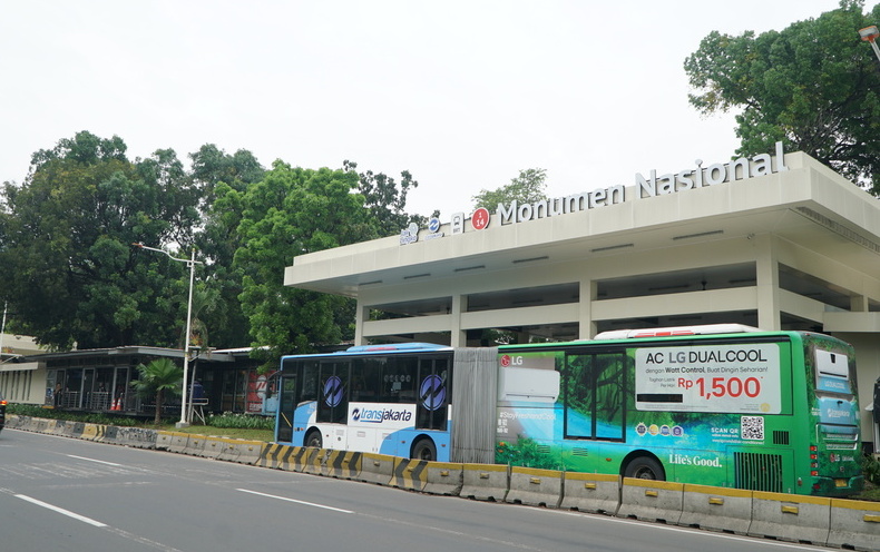 city-bus-advertising-installation